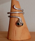 Anillo plateado forma de serpiente