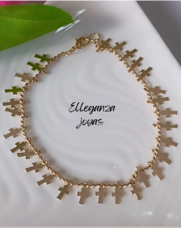 Pulsera con pequeñas cruces